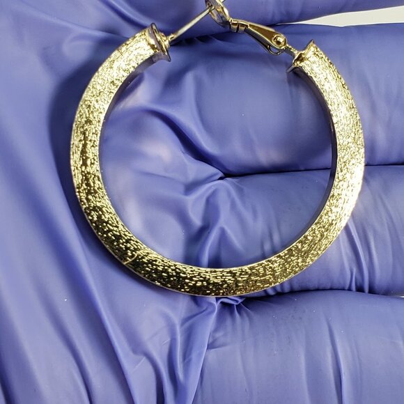 Women's Textured Gold tone Chunky Hoop Hinged Leverback Latch Earrings, 1.5-inch - Picture 6 of 7